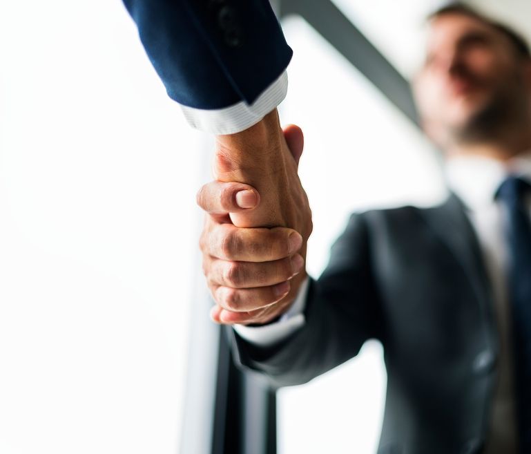 Менеджер клининговой компании консультирует клиента